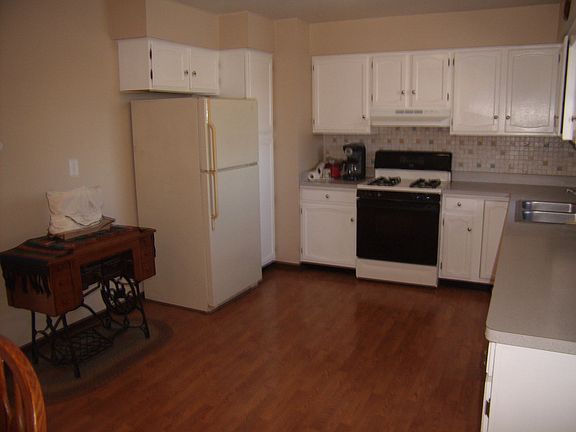 5th image of 103 E Oak St