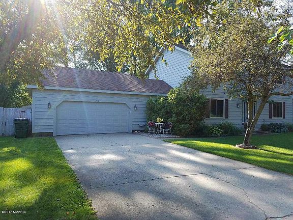 3rd image of 1115 Greenbriar Dr