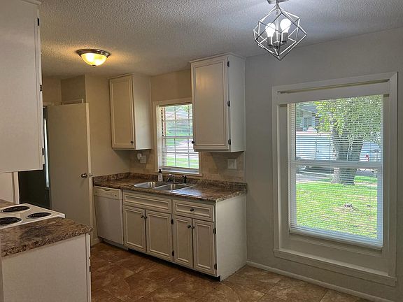 5th image of 1915 Westwood Dr