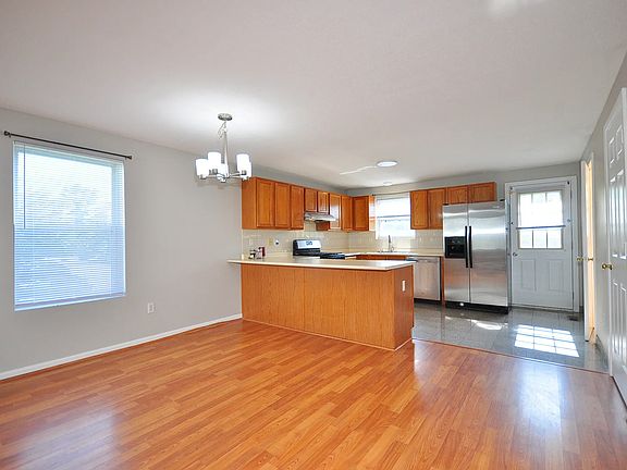 5th image of 28 Meadowrue Dr Unit 28