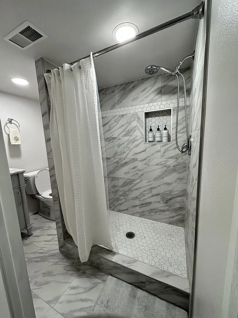 Beautiful 2-Bedroom, 1.5-Bath Fully-Furnished Basement Apartment in Ma — Photo 4