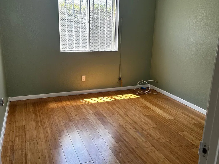 11105 S Mariposa Ave — Photo 8