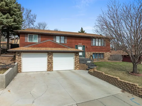 912 26th St NW, Minot, ND 58703
