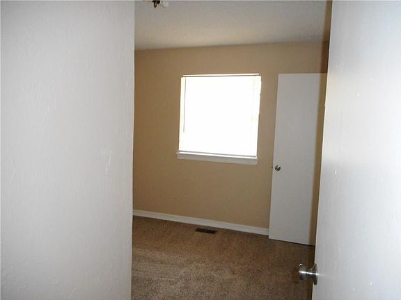 5th image of 119 NE 10th St