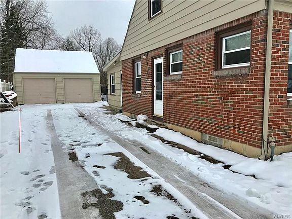 3rd image of 182 Reist St