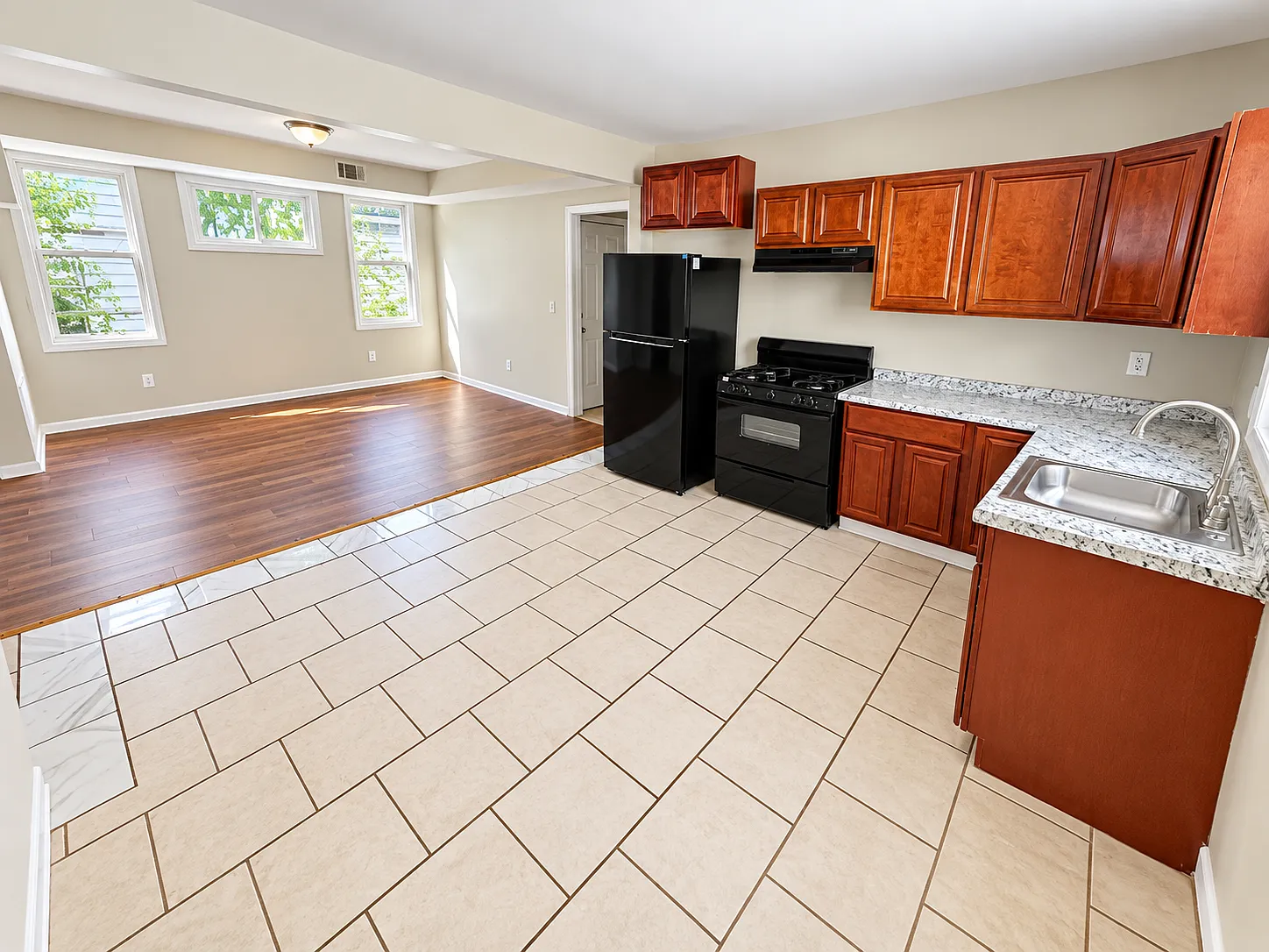 3 bed, 1200 sqft, $2,095 — Photo 4