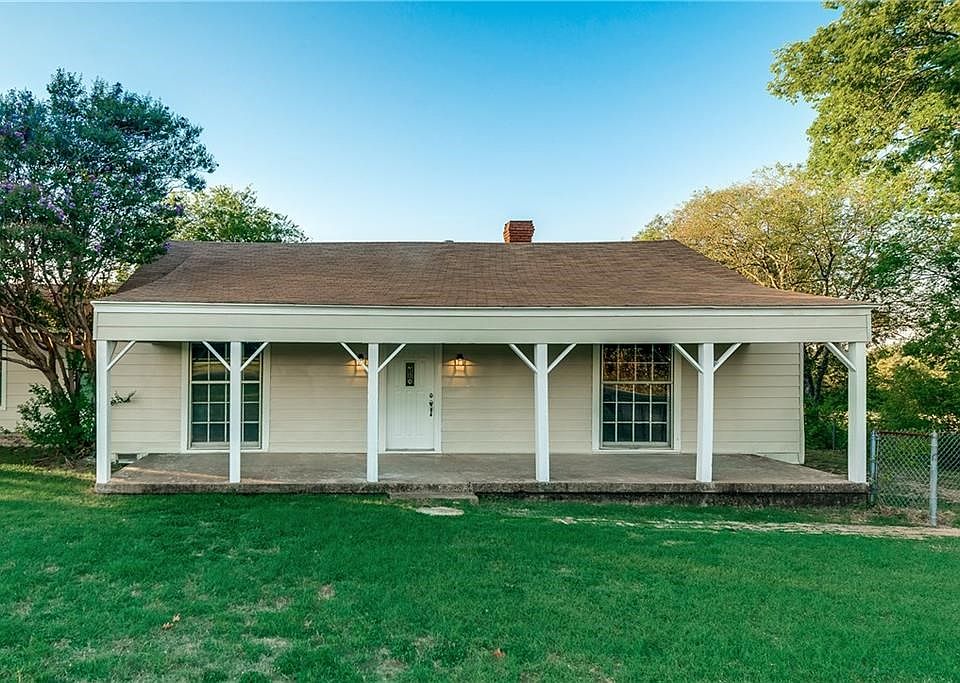 Welcome to your new country home at 808 Truman Circle!