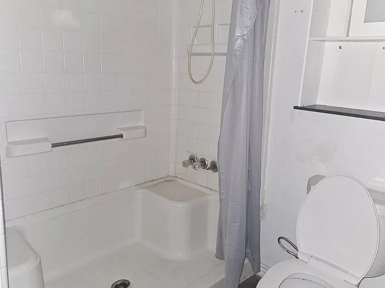 907 Neches St — Photo 14
