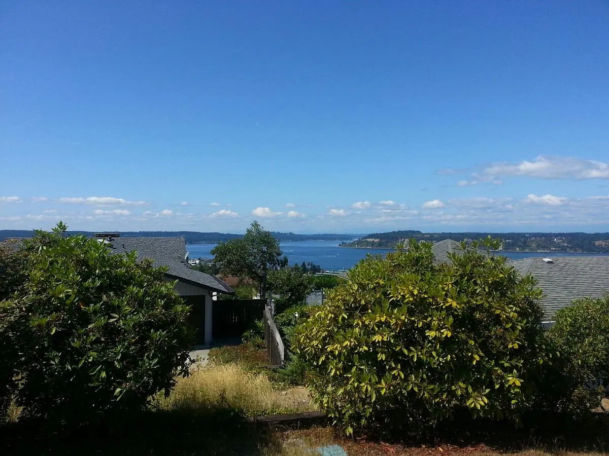 3 bed, 2.5 bath, 2346 sqft, $3,750 — Photo 2