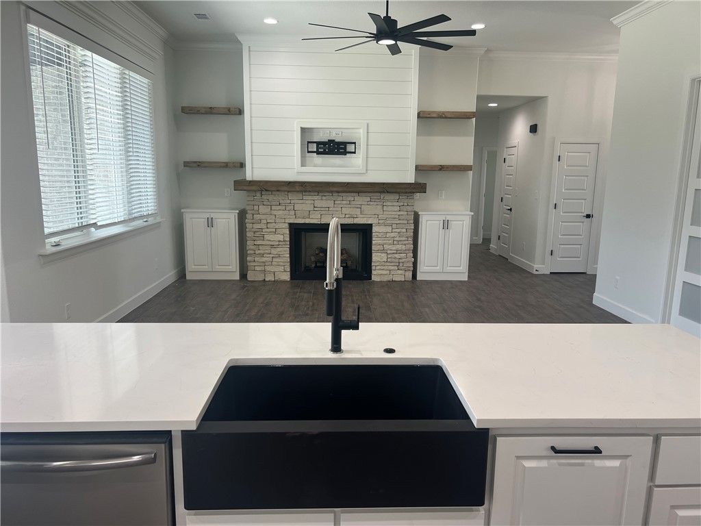 1801 Gaines St, Pea Ridge, AR - More