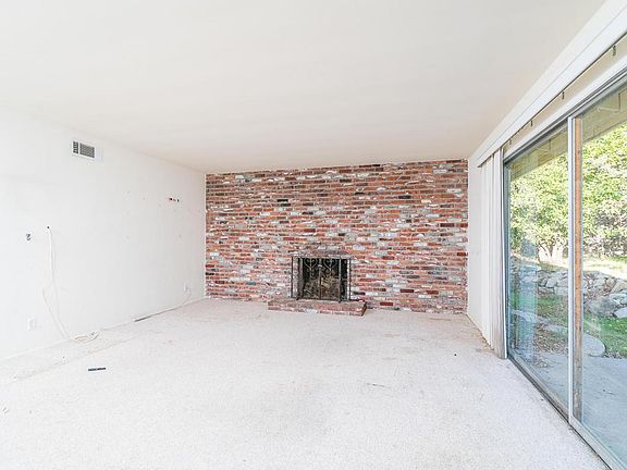 5th image of 640 Elkins Ln