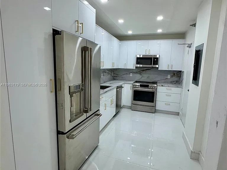 10185 Collins Ave #606 — Photo 4