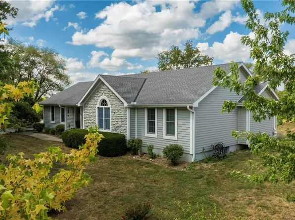 90 E Pope Ln, Smithville, MO 64089