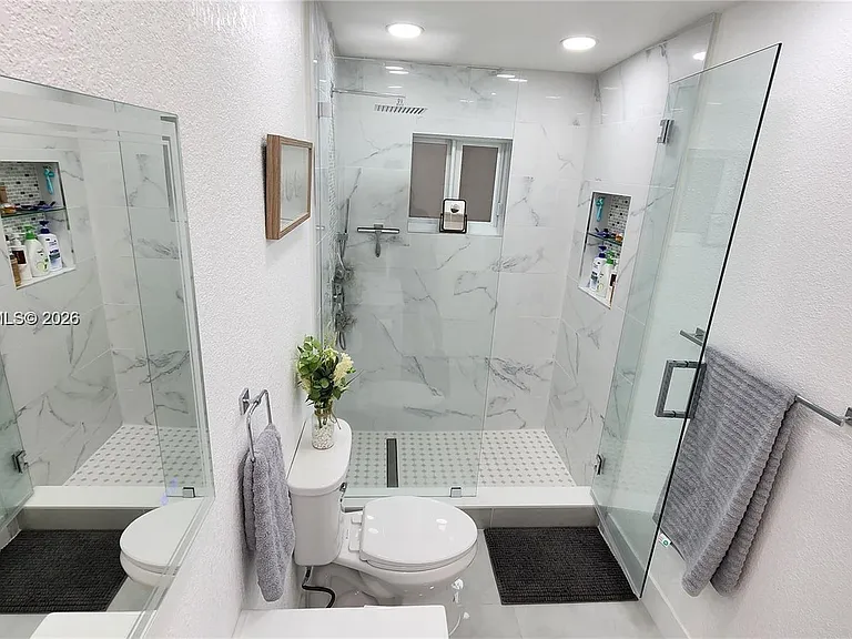 734 W 32nd St — Photo 25