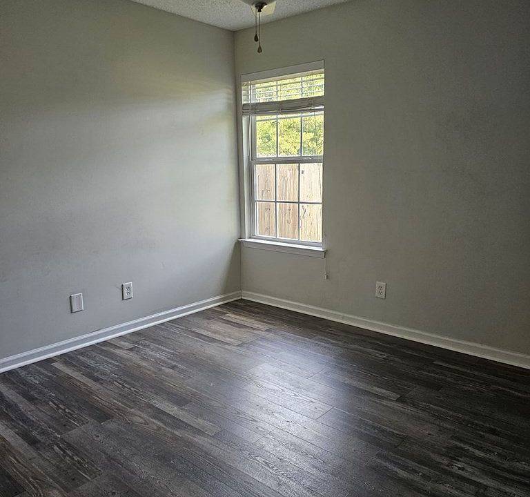 2nd image of 220 Lindsey Dr
