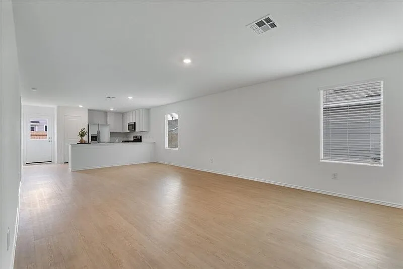 3 bed, 2.0 bath, 1411 sqft, $1,890 — Photo 3