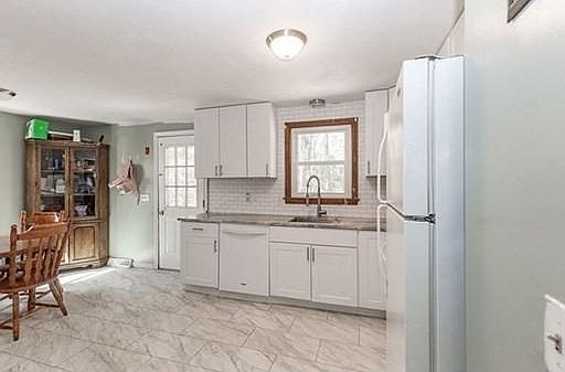 4th image of 118 Woodbine Ave