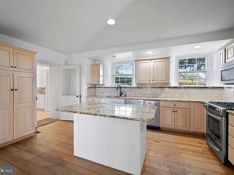 1025 N Chatham Rd — Photo 7