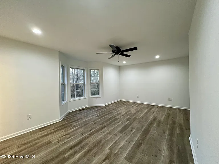 157 Edinburgh Dr — Photo 9