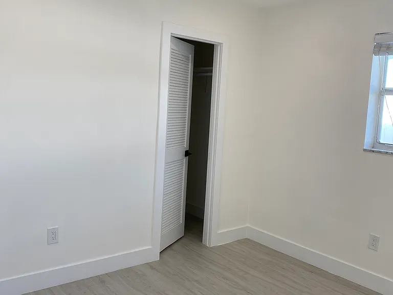 619 SW 3rd St — Photo 11