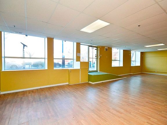 3rd image of 411 E Oakwood Blvd