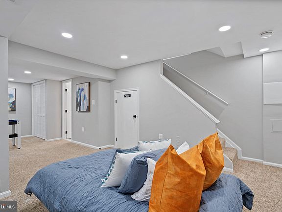 5th image of 402 E Raymond Ave