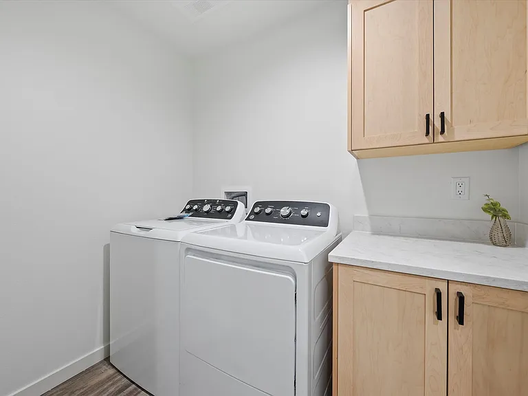 638 G St NE — Photo 51