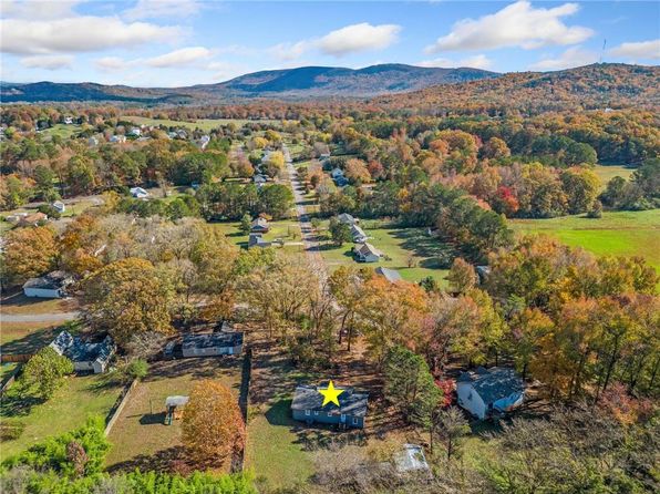 51 Jennifer Ln, Rydal, GA 30171