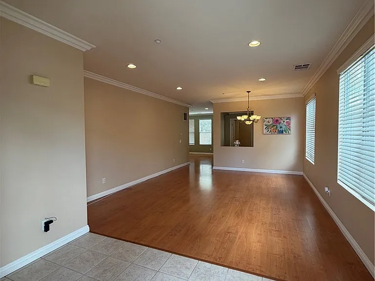 554 Robins Pl — Photo 3