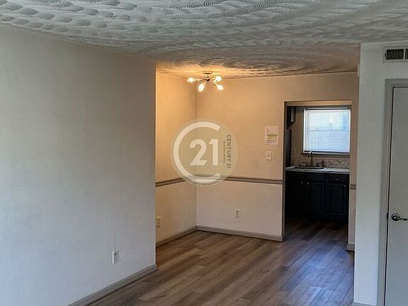 2nd image of 2905 Llewellyn Ave APT 5
