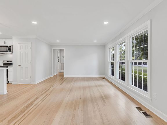 5th image of 479 Oakley Dr