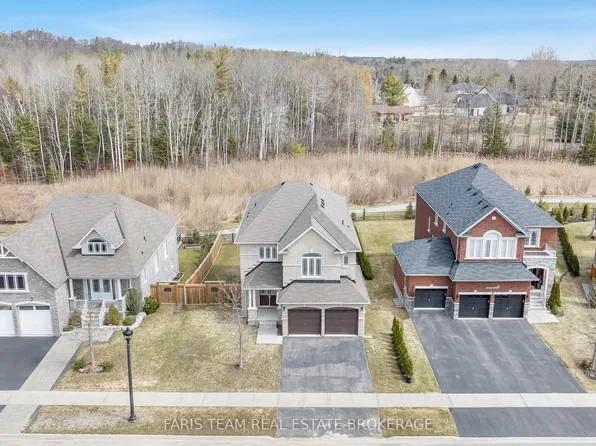 33 Pearl St, Wasaga Beach, ON L9Z 0G9