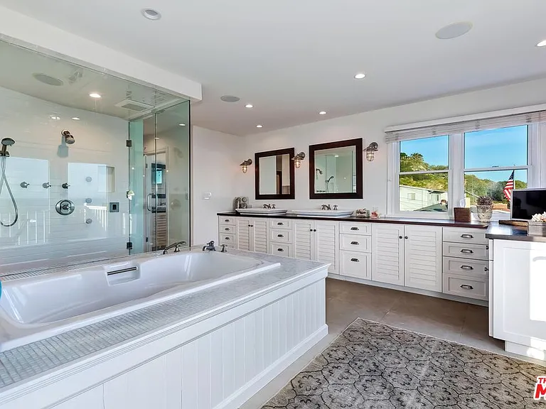 25129 Malibu Rd — Photo 28