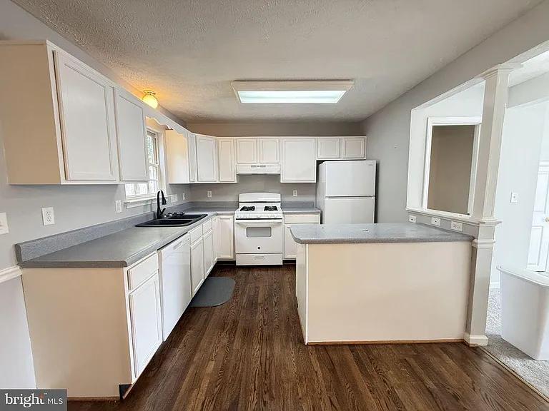 301 Sutton Ct — Photo 6