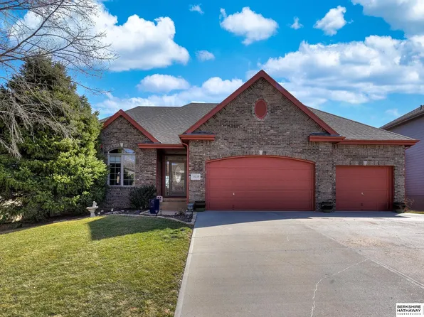 10219 Edna St, La Vista, NE 68128