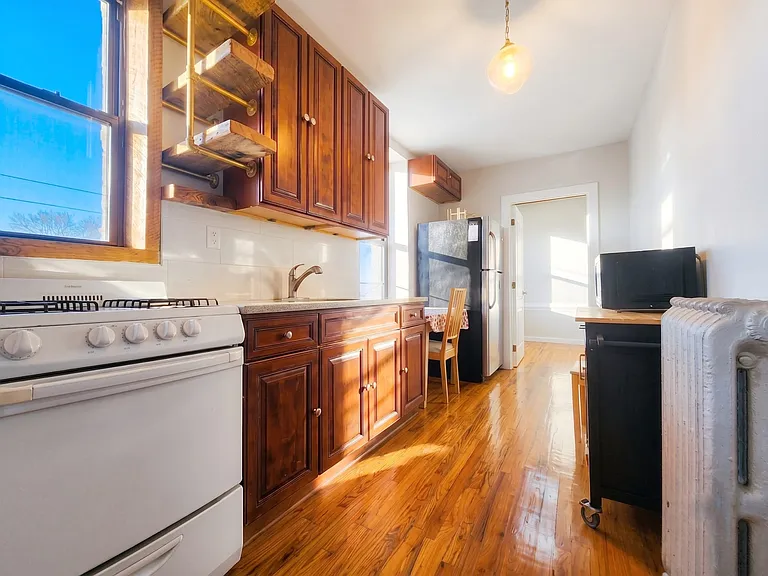 17 Van Buren St #1R — Photo 3