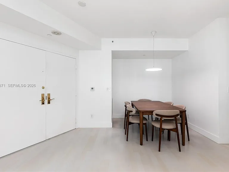 300 S Pointe Dr #907 — Photo 9