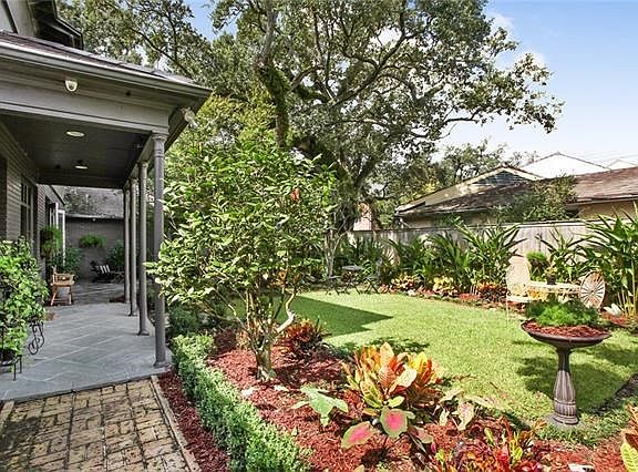 Beautifully landscaped front yard.