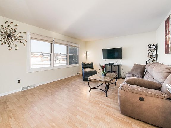 4th image of 769 Bryn Mawr Ave