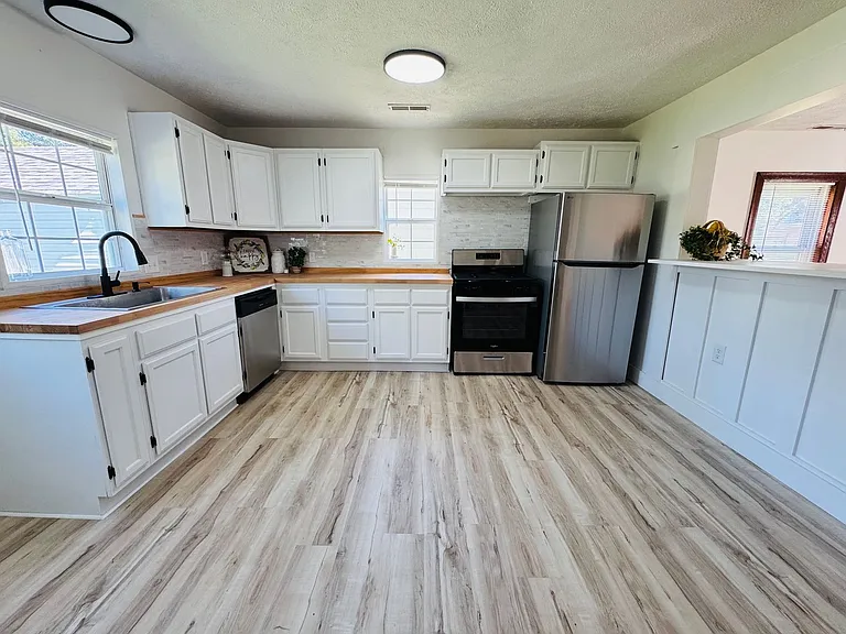 2115 N Weller Ave — Photo 11