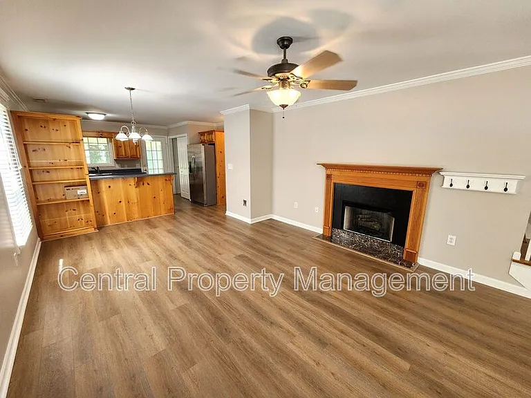 303 Rexford Dr — Photo 7