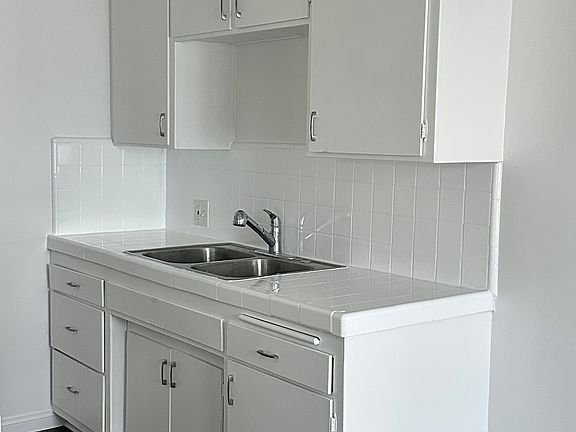 3rd image of 2345 Glendale Blvd APT 3
