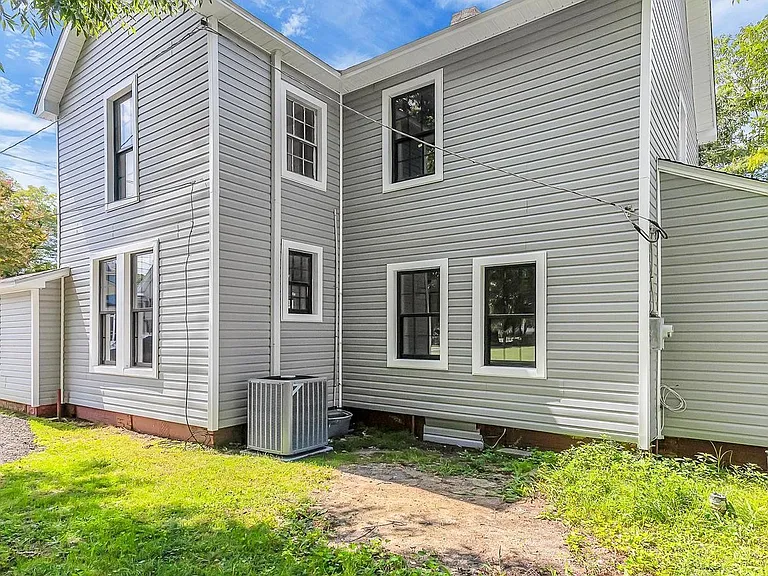 211 Walnut St — Photo 4
