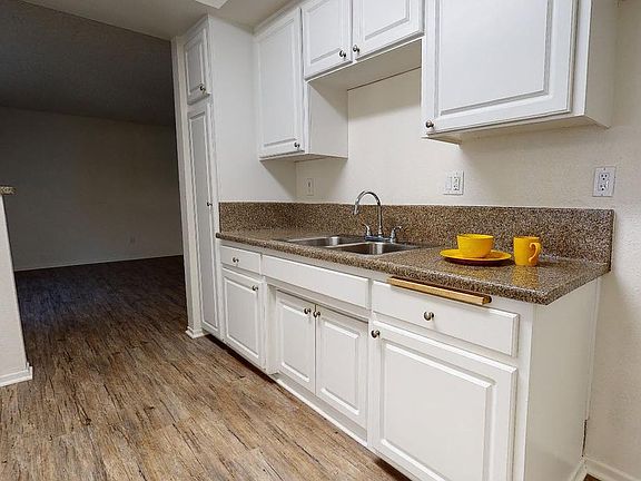4th image of 890 N Idaho St #779c092f0