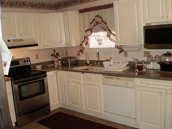4th image of 49 Clover Ln