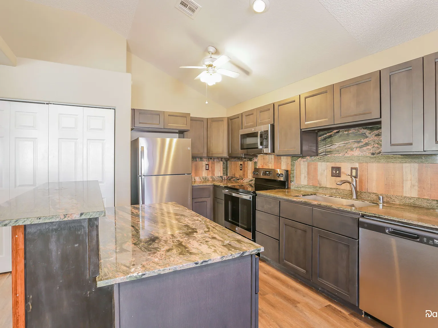 3 bed, 2.5 bath, 1637 sqft, $2,055 — Photo 3