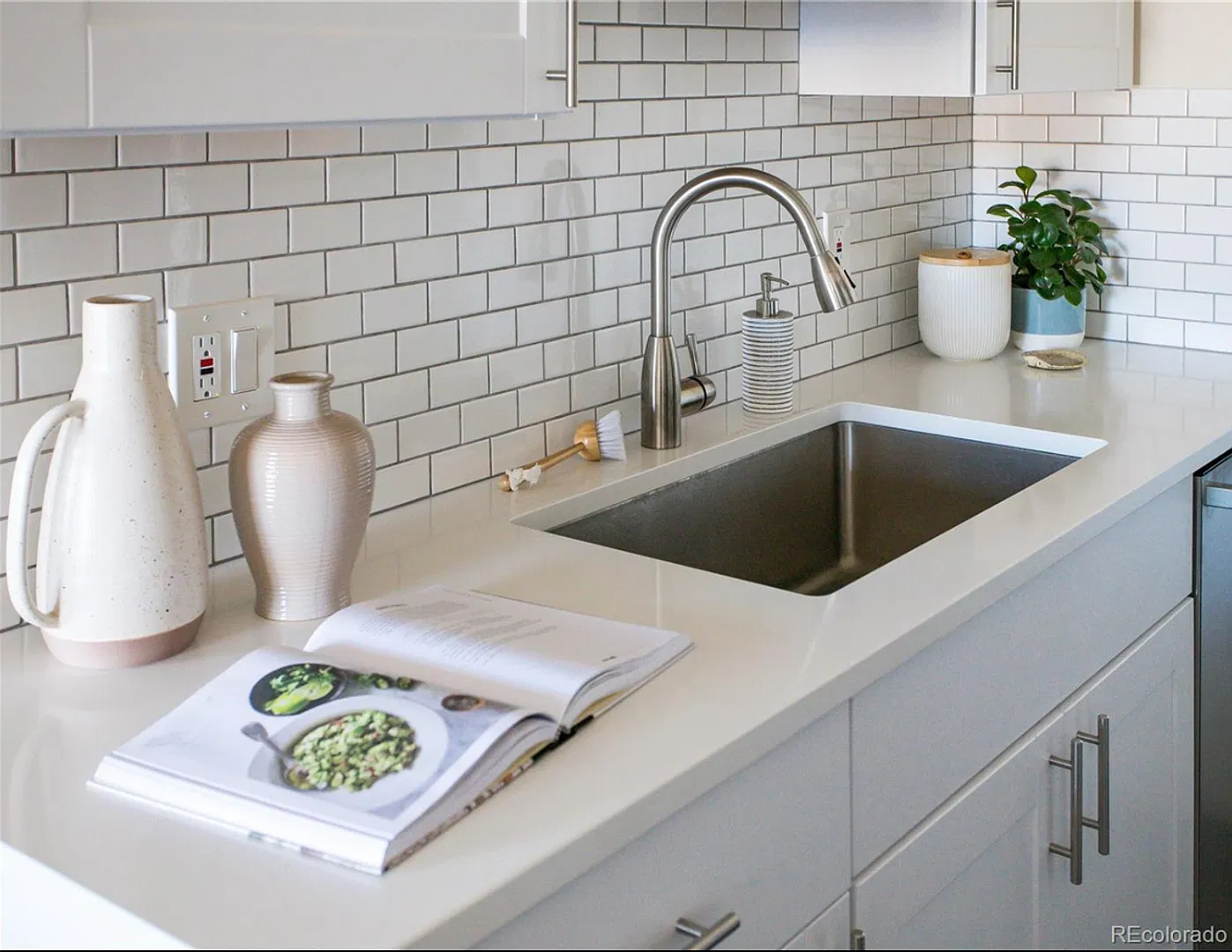 Updated 2 Bed 2 Bath in Denver's Mayfair Neighborhood! — Photo 4