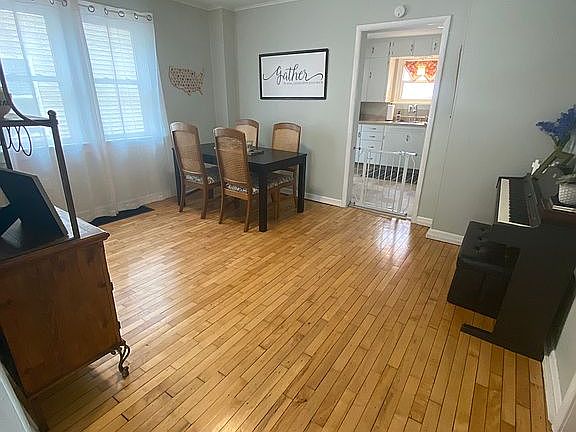 2nd image of 611 Carrie St