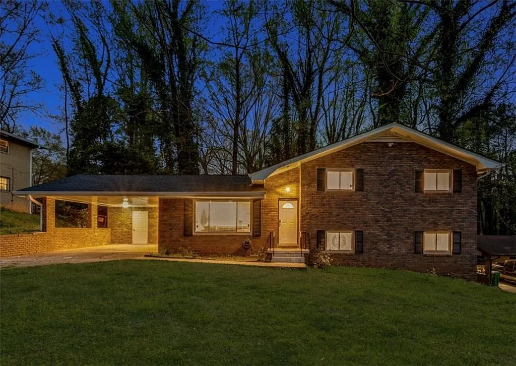 4 bed, 2.0 bath, 2008 sqft, $2,995 — Photo 1