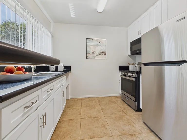 13060 Burbank Blvd. Apartments — Photo 1